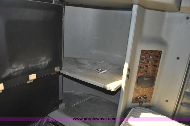 image for item G6451 1999 Kenworth T600 semi truck