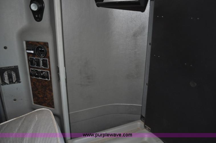 image for item G6451 1999 Kenworth T600 semi truck