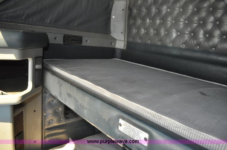 image for item G6451 1999 Kenworth T600 semi truck