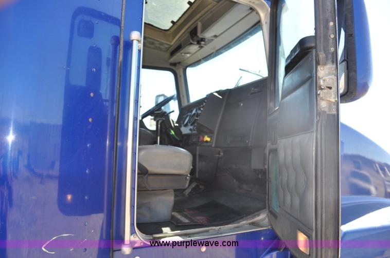 image for item G6451 1999 Kenworth T600 semi truck
