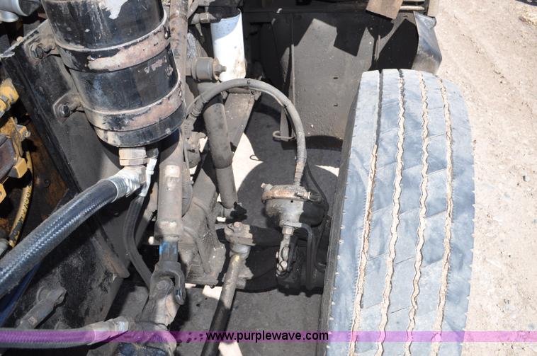 image for item G6451 1999 Kenworth T600 semi truck