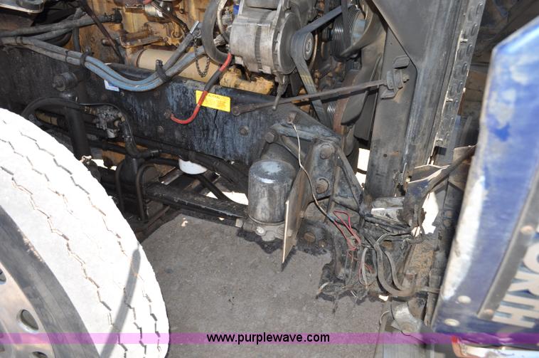 image for item G6451 1999 Kenworth T600 semi truck