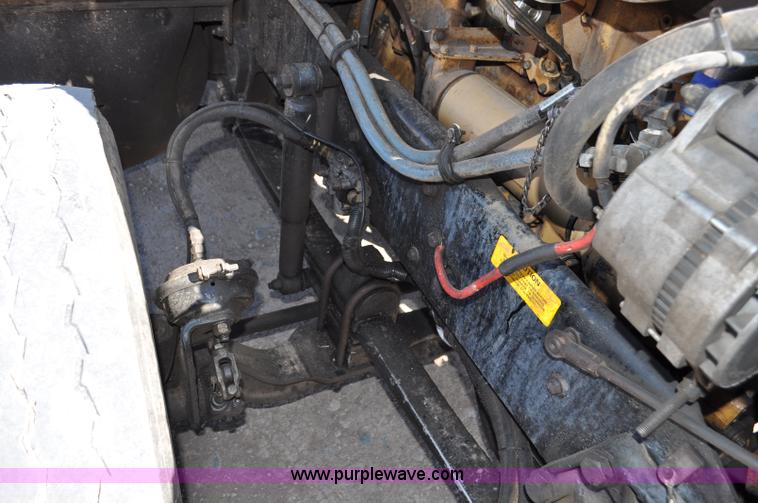 image for item G6451 1999 Kenworth T600 semi truck