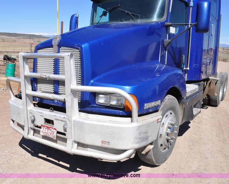 image for item G6451 1999 Kenworth T600 semi truck