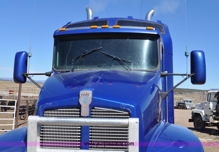 image for item G6451 1999 Kenworth T600 semi truck