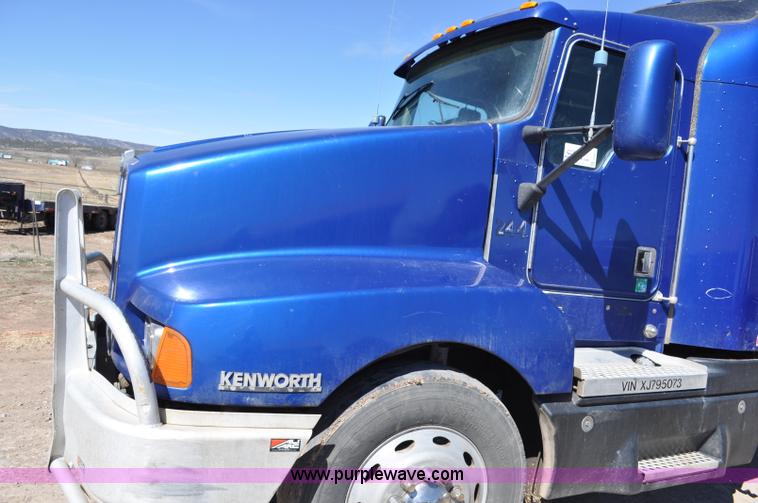 image for item G6451 1999 Kenworth T600 semi truck