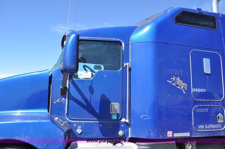 image for item G6451 1999 Kenworth T600 semi truck