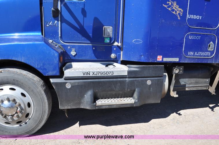 image for item G6451 1999 Kenworth T600 semi truck