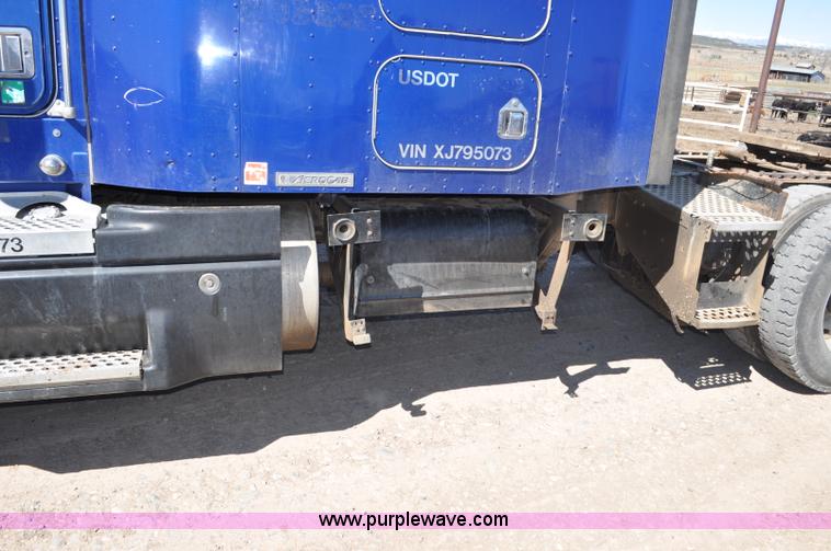 image for item G6451 1999 Kenworth T600 semi truck