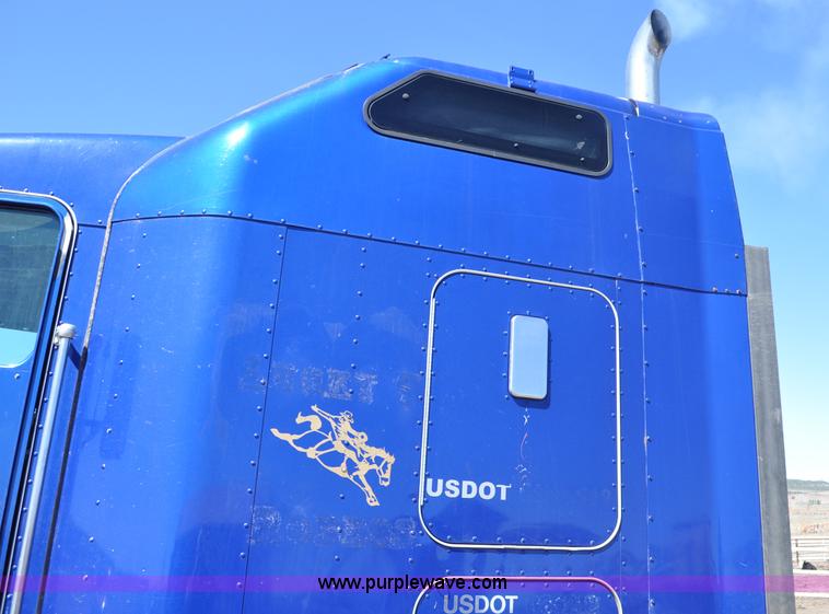 image for item G6451 1999 Kenworth T600 semi truck