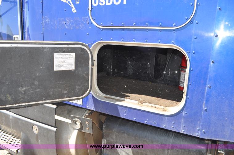 image for item G6451 1999 Kenworth T600 semi truck