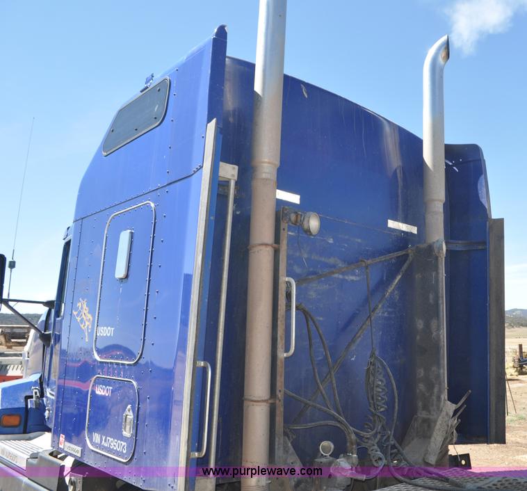 image for item G6451 1999 Kenworth T600 semi truck