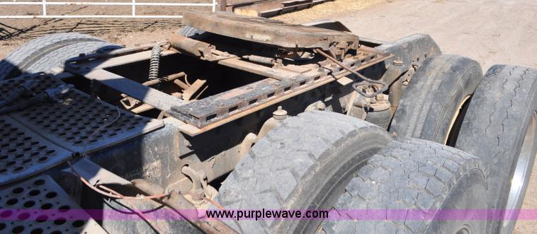 image for item G6451 1999 Kenworth T600 semi truck