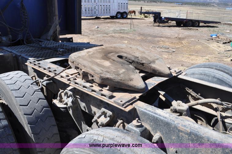 image for item G6451 1999 Kenworth T600 semi truck