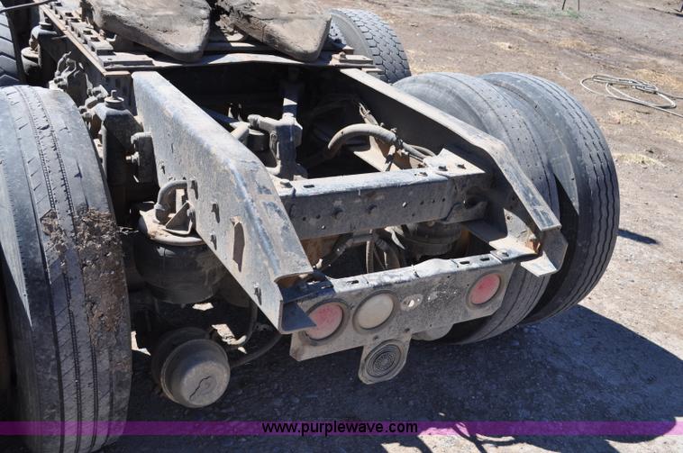 image for item G6451 1999 Kenworth T600 semi truck