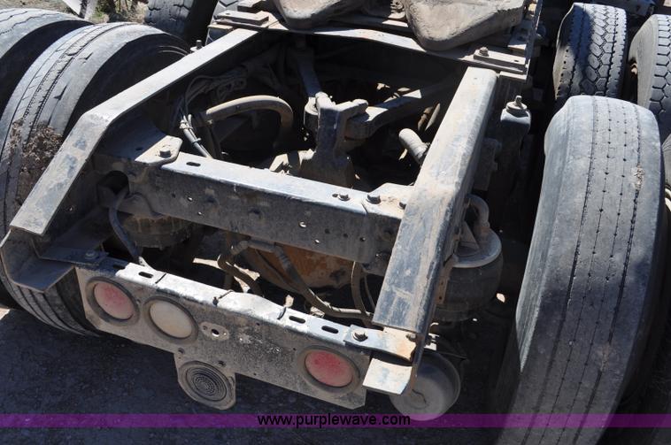 image for item G6451 1999 Kenworth T600 semi truck