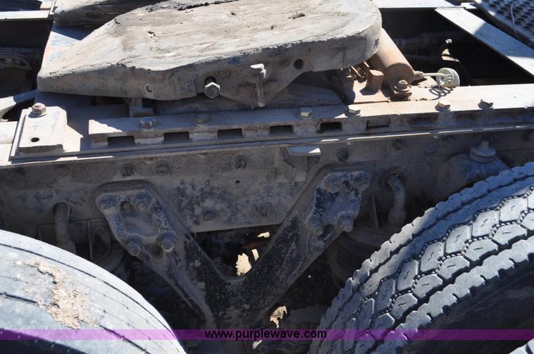 image for item G6451 1999 Kenworth T600 semi truck