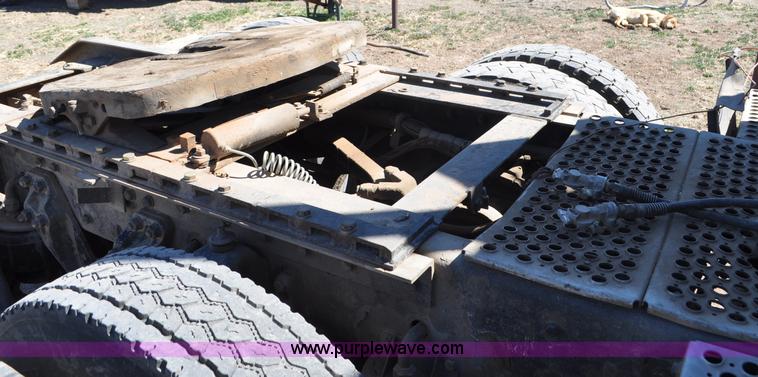 image for item G6451 1999 Kenworth T600 semi truck