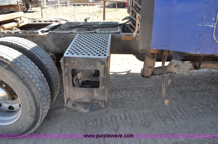 image for item G6451 1999 Kenworth T600 semi truck