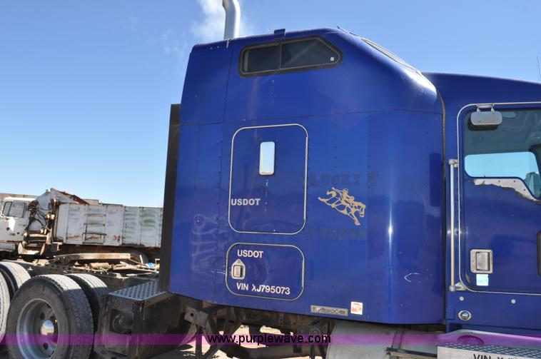 image for item G6451 1999 Kenworth T600 semi truck