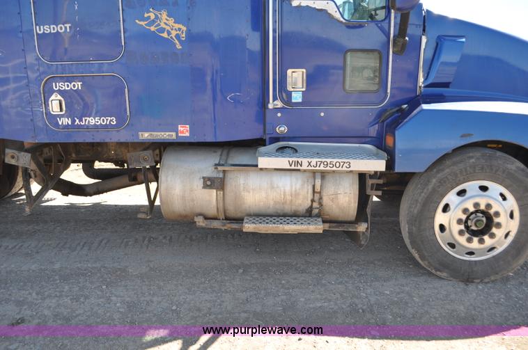 image for item G6451 1999 Kenworth T600 semi truck