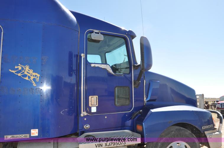 image for item G6451 1999 Kenworth T600 semi truck