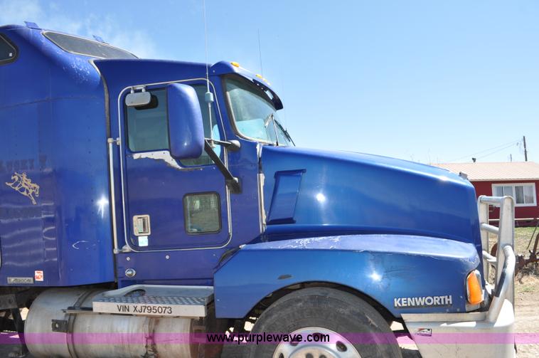 image for item G6451 1999 Kenworth T600 semi truck