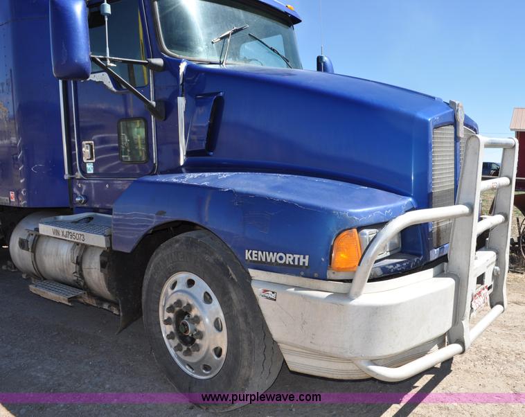 image for item G6451 1999 Kenworth T600 semi truck
