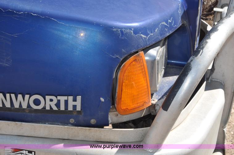 image for item G6451 1999 Kenworth T600 semi truck