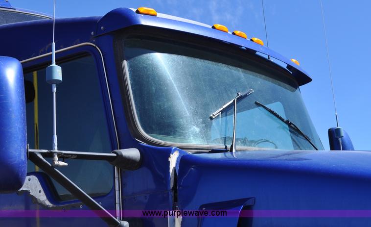 image for item G6451 1999 Kenworth T600 semi truck