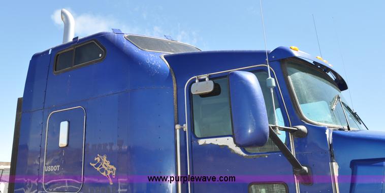 image for item G6451 1999 Kenworth T600 semi truck