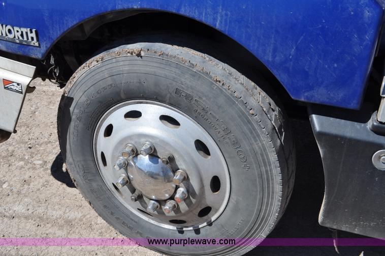 image for item G6451 1999 Kenworth T600 semi truck