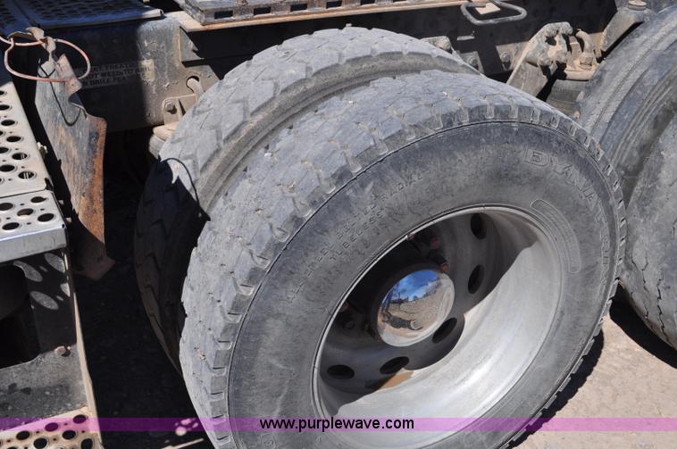 image for item G6451 1999 Kenworth T600 semi truck