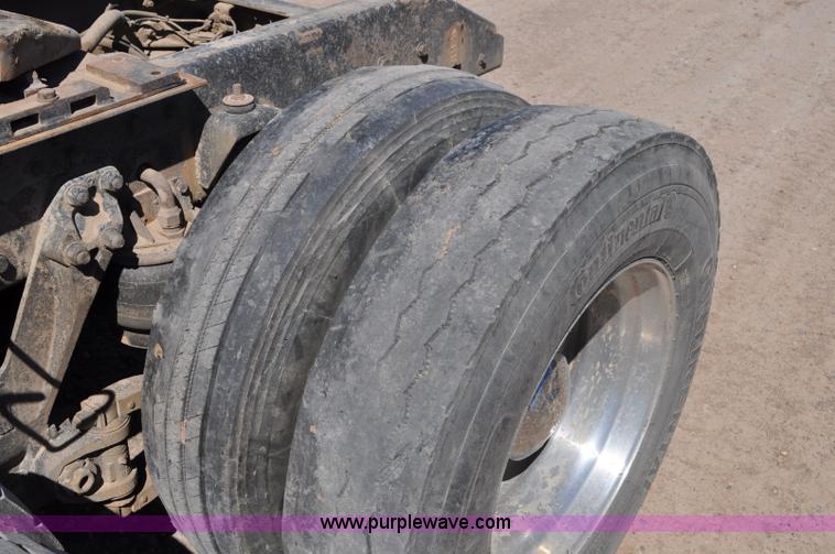 image for item G6451 1999 Kenworth T600 semi truck