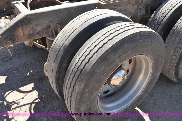 image for item G6451 1999 Kenworth T600 semi truck