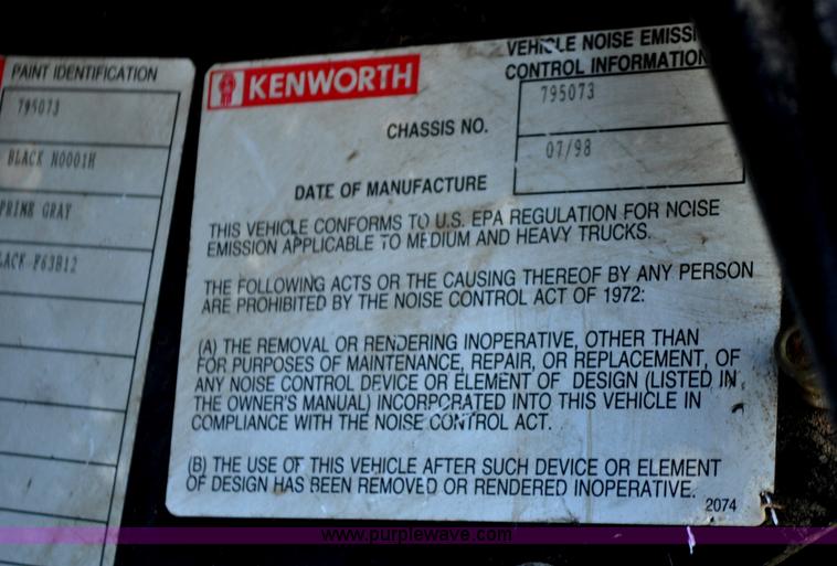 image for item G6451 1999 Kenworth T600 semi truck