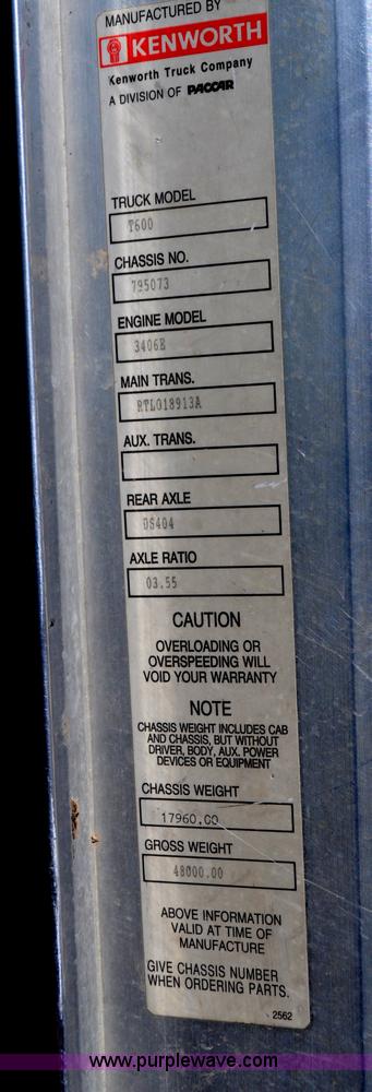 image for item G6451 1999 Kenworth T600 semi truck