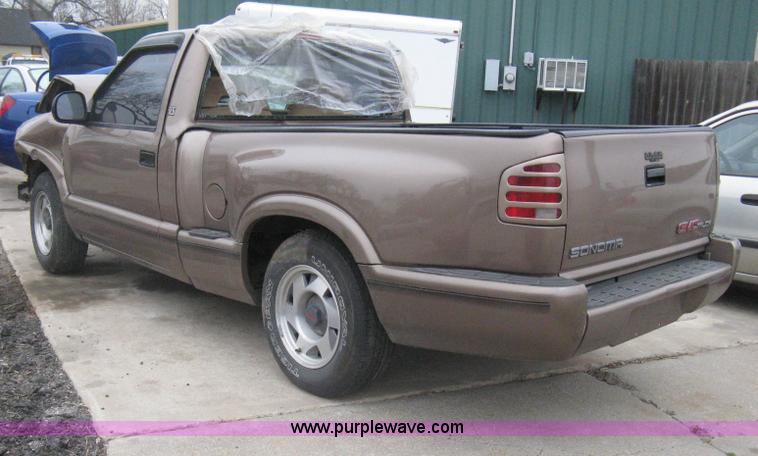 image for item G8475 1997 GMC Sonoma SLS pickup truck