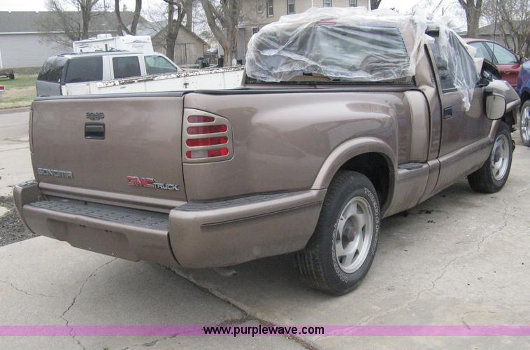 image for item G8475 1997 GMC Sonoma SLS pickup truck