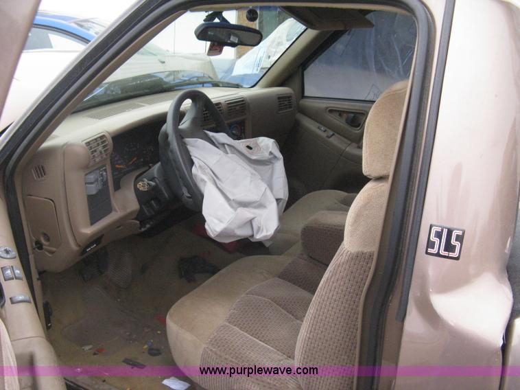 image for item G8475 1997 GMC Sonoma SLS pickup truck