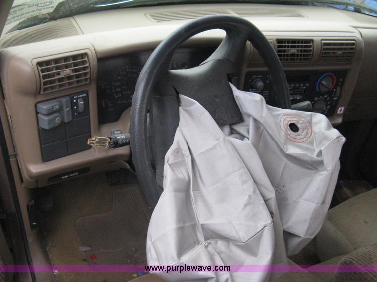 image for item G8475 1997 GMC Sonoma SLS pickup truck