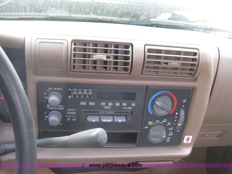 image for item G8475 1997 GMC Sonoma SLS pickup truck