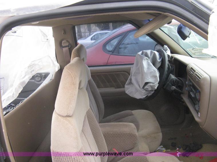 image for item G8475 1997 GMC Sonoma SLS pickup truck