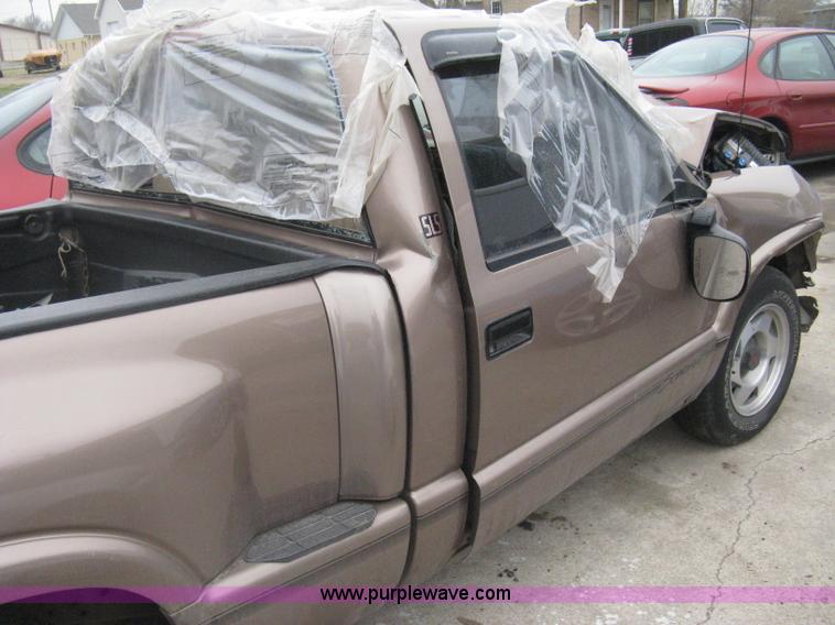 image for item G8475 1997 GMC Sonoma SLS pickup truck