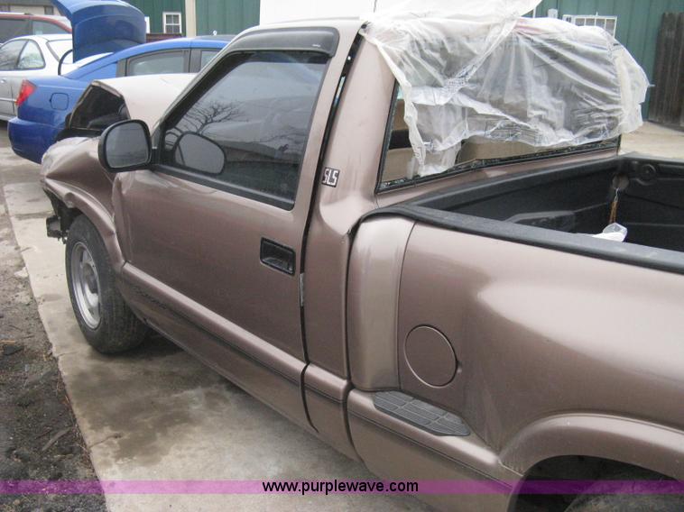 image for item G8475 1997 GMC Sonoma SLS pickup truck