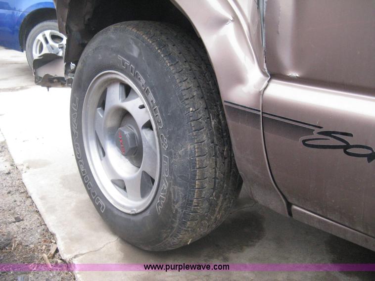 image for item G8475 1997 GMC Sonoma SLS pickup truck