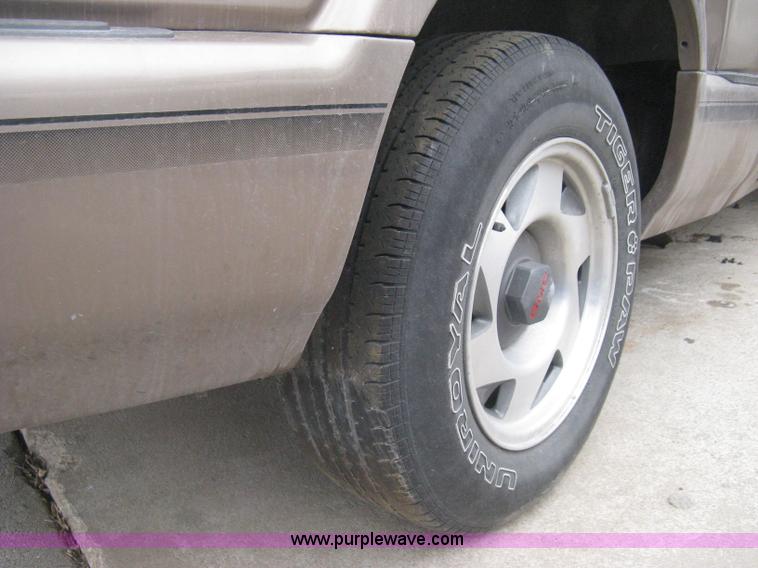 image for item G8475 1997 GMC Sonoma SLS pickup truck