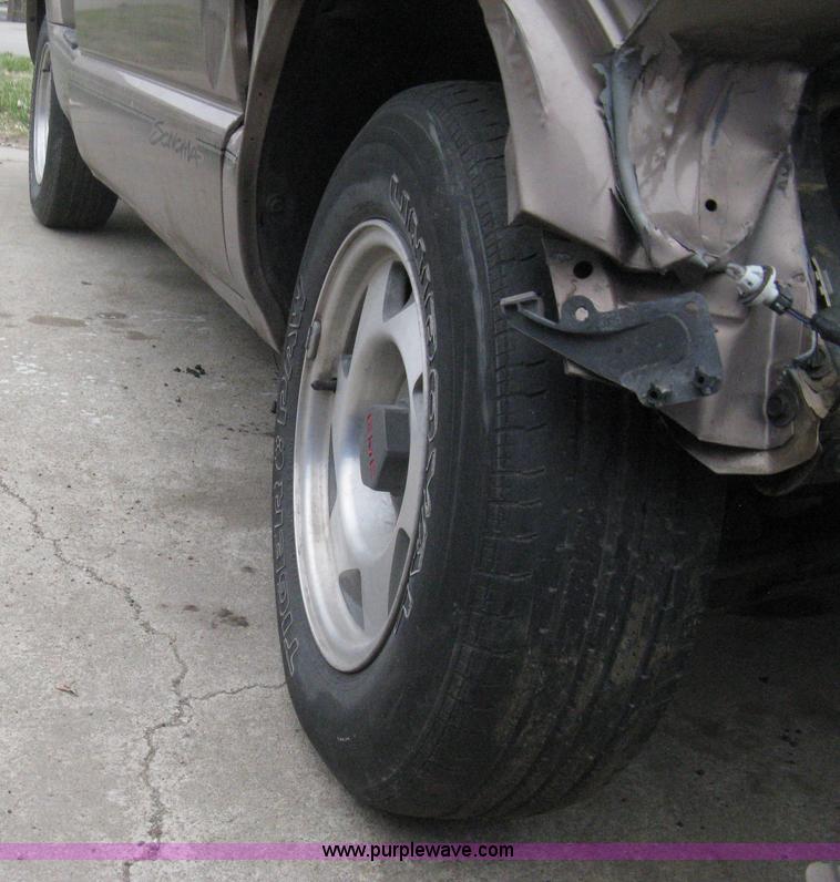 image for item G8475 1997 GMC Sonoma SLS pickup truck