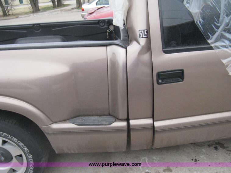 image for item G8475 1997 GMC Sonoma SLS pickup truck