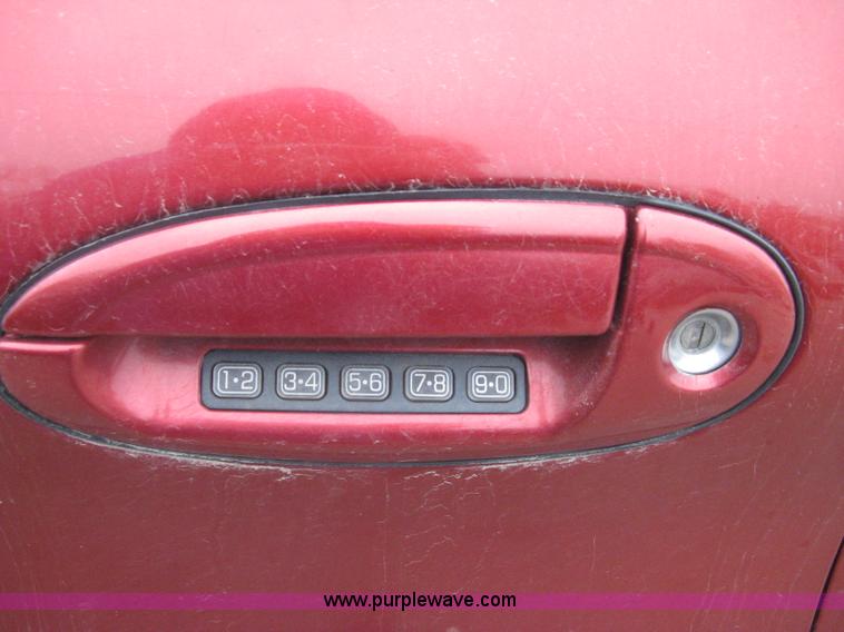 image for item G8477 1999 Ford Taurus SE